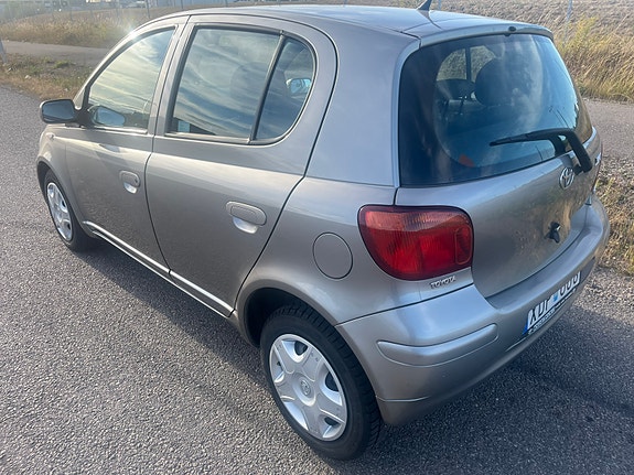 Toyota Yaris 3 of 9