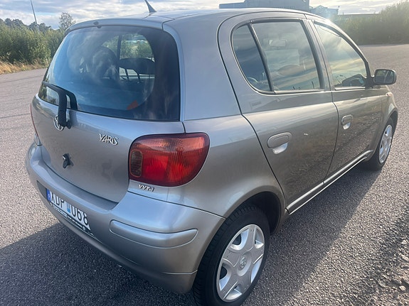 Toyota Yaris 4 of 9