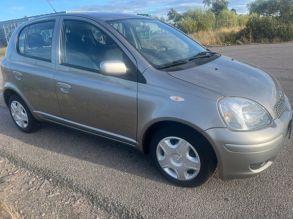 Toyota Yaris 2 of 9