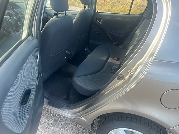 Toyota Yaris 6 of 9