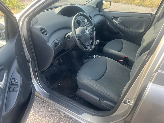 Toyota Yaris 5 of 9