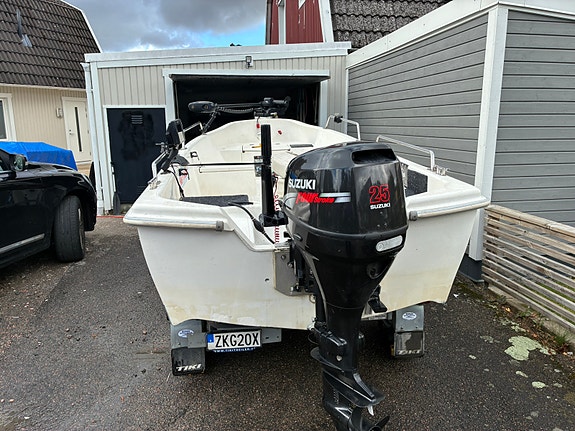 Örnvik 440 rlx. Suzuki 25hk. 80km/ kärra. Humminbird helix 7. Minn kota. 5 of 5