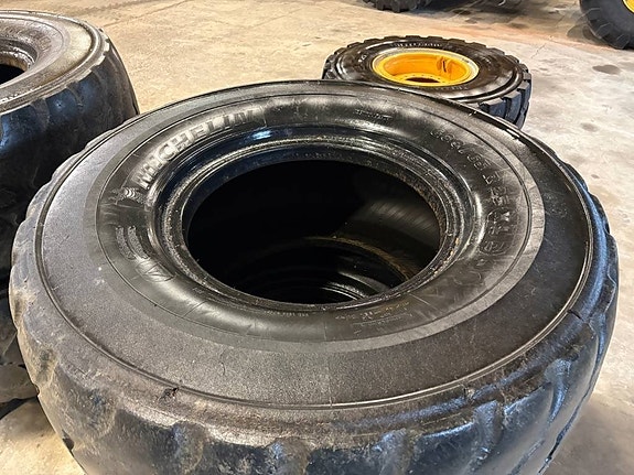 Michelin begagnade 600-65R25 däck 2 of 3