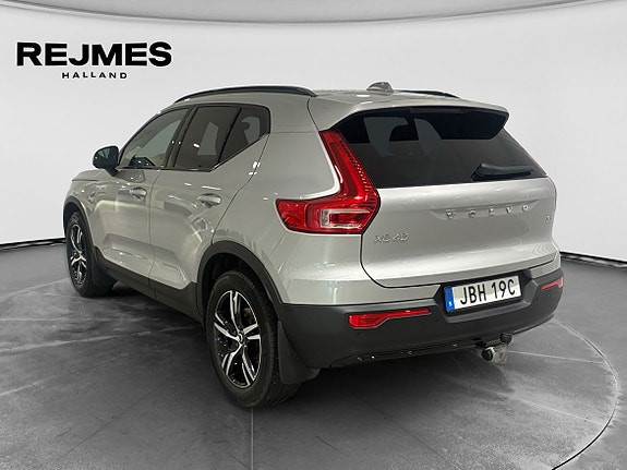 Volvo XC40 2 of 15