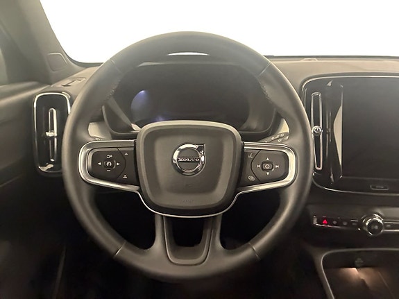 Volvo XC40 11 of 15