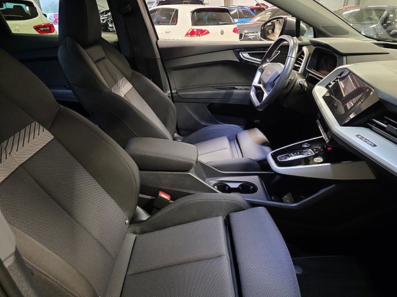 Audi Q4 e-tron 6 of 11