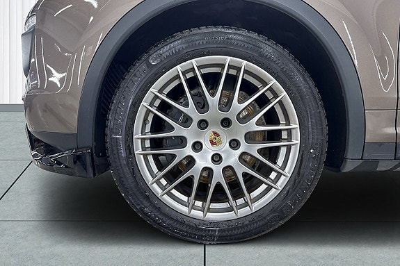 Porsche Cayenne 9 of 21