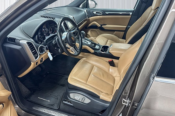 Porsche Cayenne 17 of 21