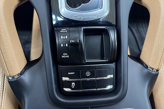 Porsche Cayenne 14 of 21