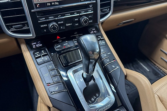 Porsche Cayenne 13 of 21