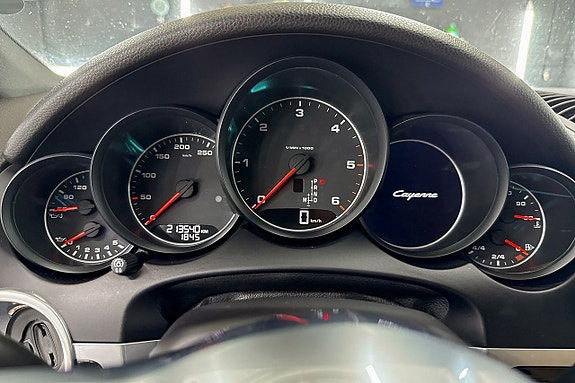 Porsche Cayenne 16 of 21