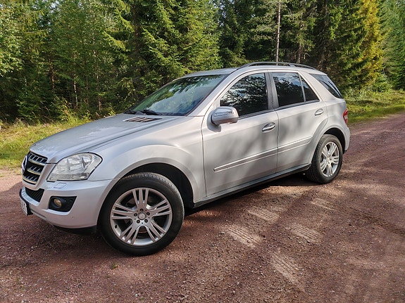 Mercedes-Benz ML350 2 of 7