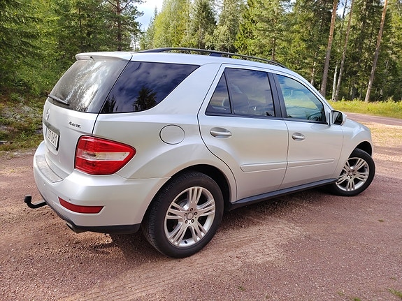 Mercedes-Benz ML350 5 of 7
