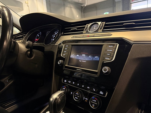 Volkswagen Passat 25 of 27