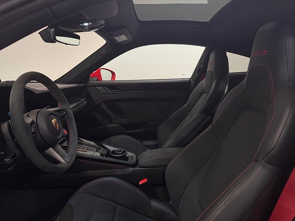 Porsche 911 Carrera GTS 17 of 22