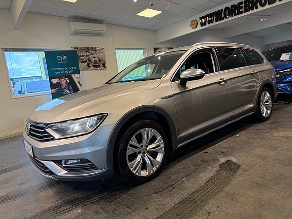 Volkswagen Passat Alltrack 2 of 23
