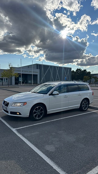 Volvo V70 2 of 5