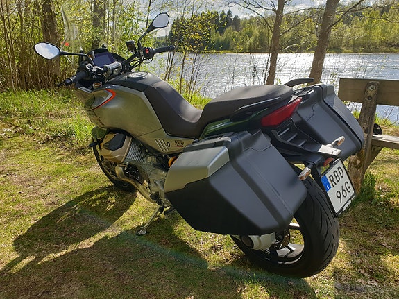 Moto Guzzi V100 Mandello S 2 of 4