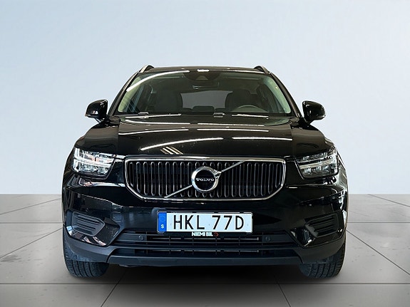 Volvo XC40 2 of 18