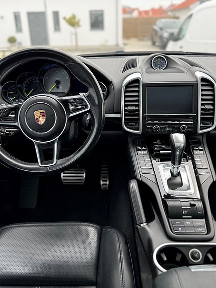Porsche Cayenne S 3 of 4