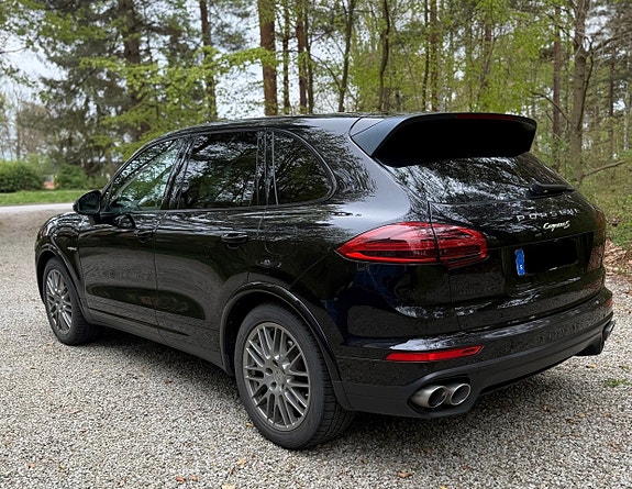 Porsche Cayenne S 2 of 4