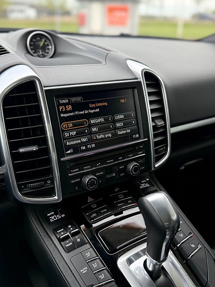 Porsche Cayenne S 4 of 4