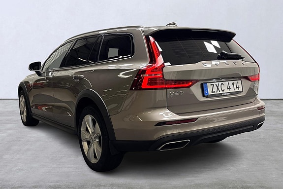 Volvo V60 Cross Country 3 of 14