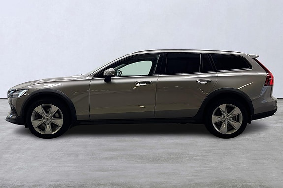 Volvo V60 Cross Country 2 of 14