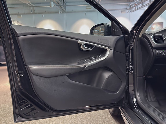 Volvo V40 Cross Country 8 of 23