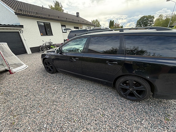 Volvo V70 2 of 6