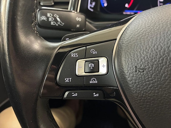Volkswagen T-Roc 21 of 25