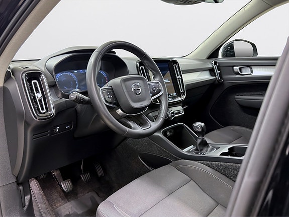 Volvo XC40 8 of 16