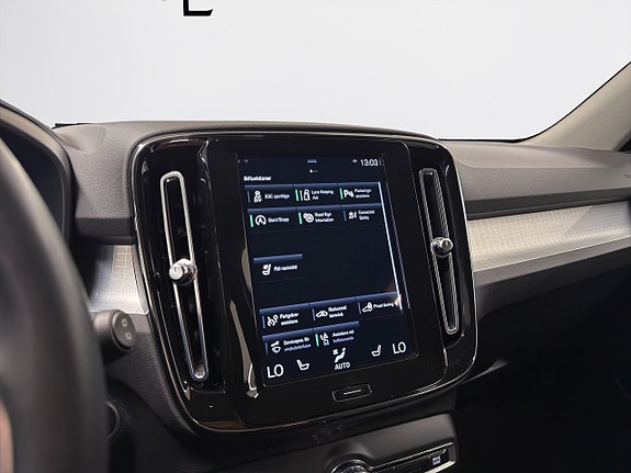 Volvo XC40 12 of 16