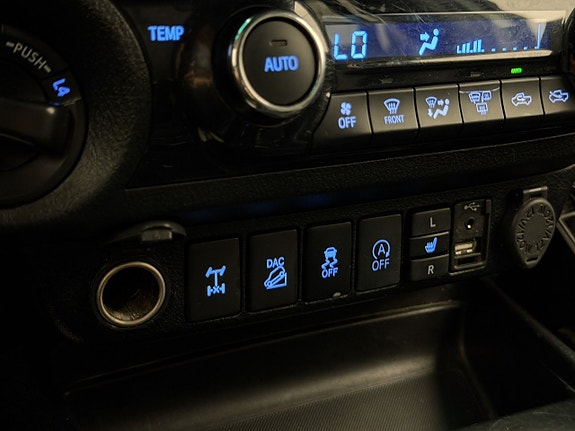 Toyota HiLux 25 of 30