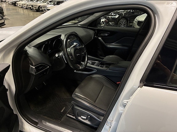 Jaguar F-PACE 10 of 26