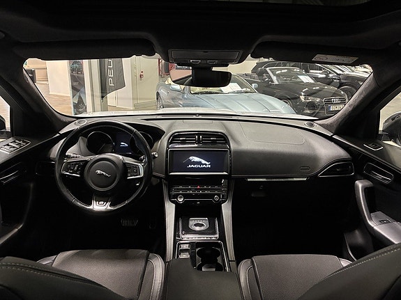 Jaguar F-PACE 13 of 26