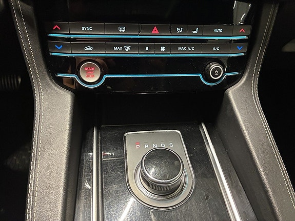 Jaguar F-PACE 17 of 26