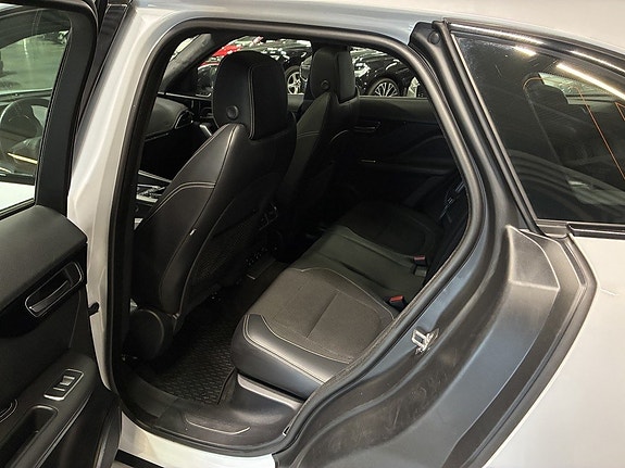 Jaguar F-PACE 12 of 26