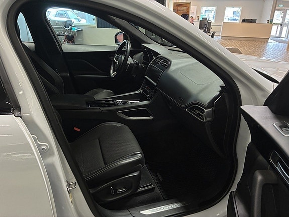 Jaguar F-PACE 11 of 26