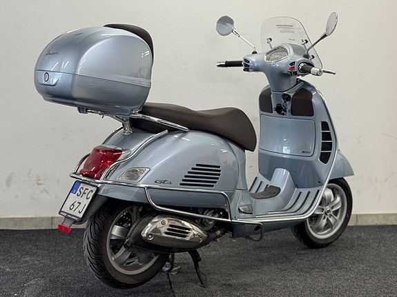 Vespa 300 GTS # Toppbox + Flyscreen m.m 7 of 8