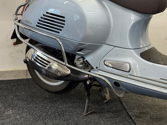 Vespa 300 GTS # Toppbox + Flyscreen m.m 2 of 8