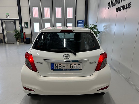 Toyota Yaris 8 of 27