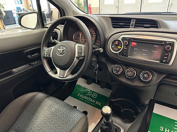 Toyota Yaris 21 of 27