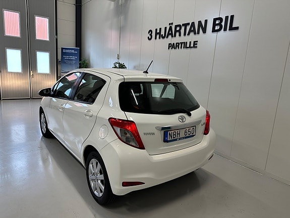 Toyota Yaris 10 of 27