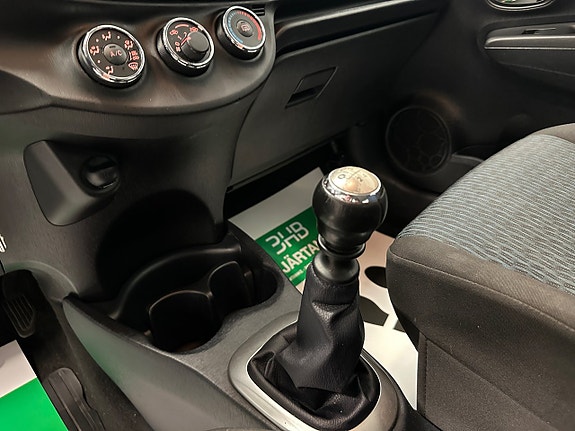 Toyota Yaris 19 of 27