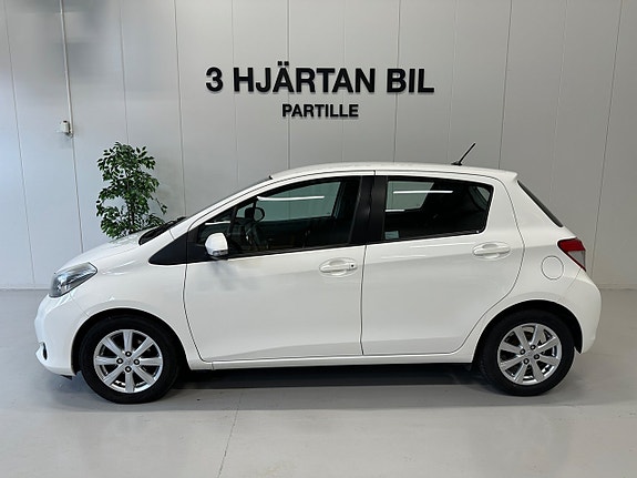 Toyota Yaris 2 of 27
