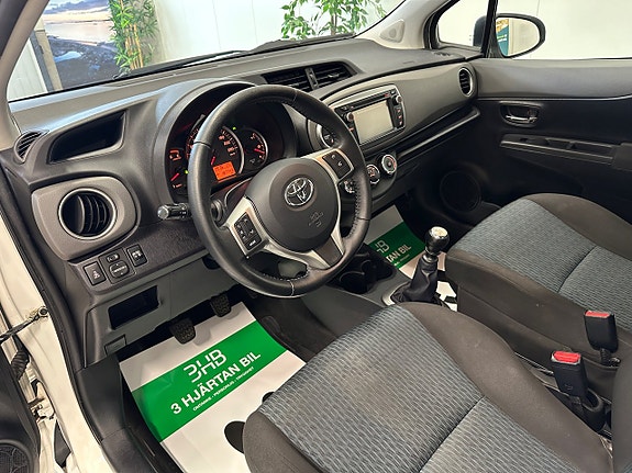 Toyota Yaris 13 of 27
