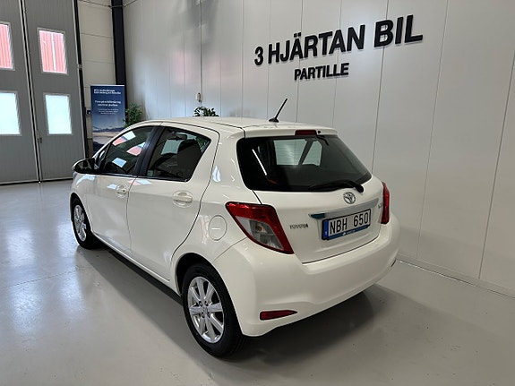 Toyota Yaris 3 of 27