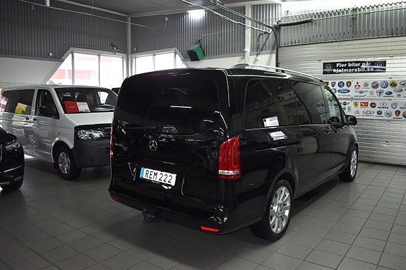 Mercedes-Benz V220 2 of 15