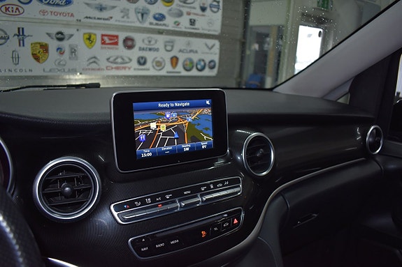 Mercedes-Benz V220 13 of 15
